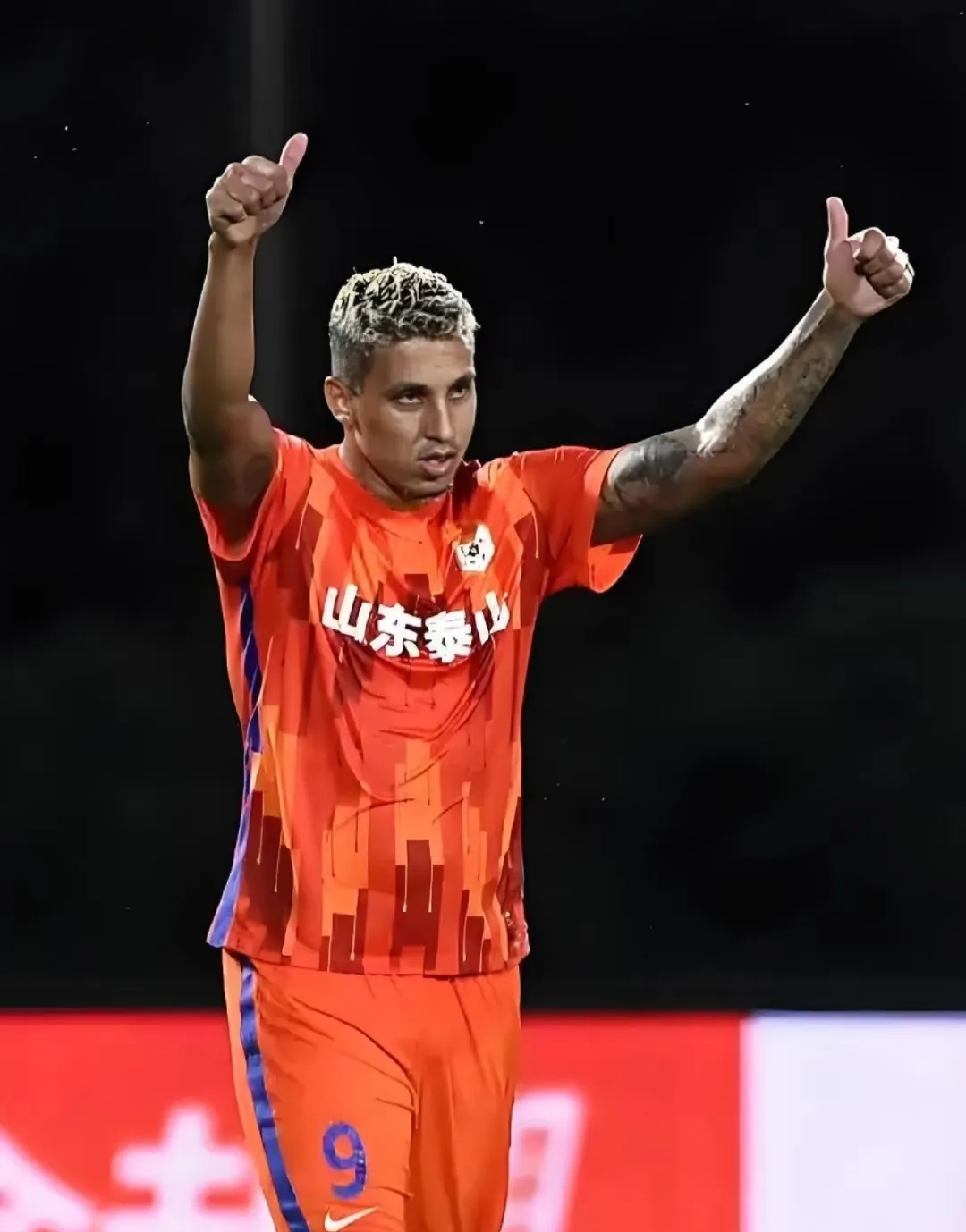 里程碑夜山东泰山主帅复盘，欧超杯赛后刷纪录，媒体盛赞，更衣室氛围转暖的简单介绍