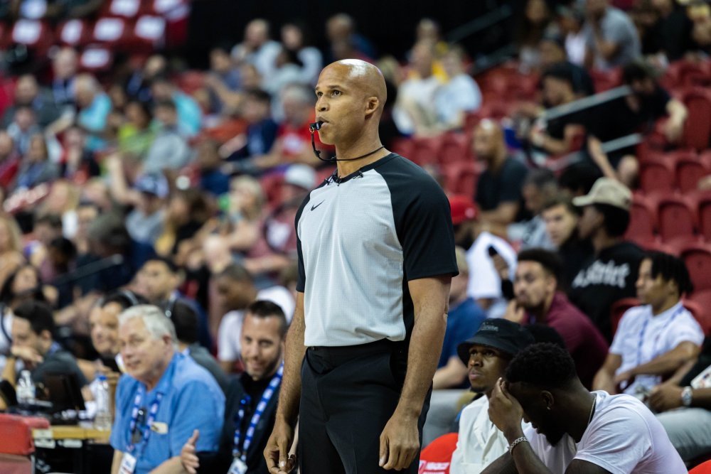 包含新疆广汇训练开放日，加时末段再遭质疑引欢呼，欧篮联在即，更衣室氛围转暖的词条