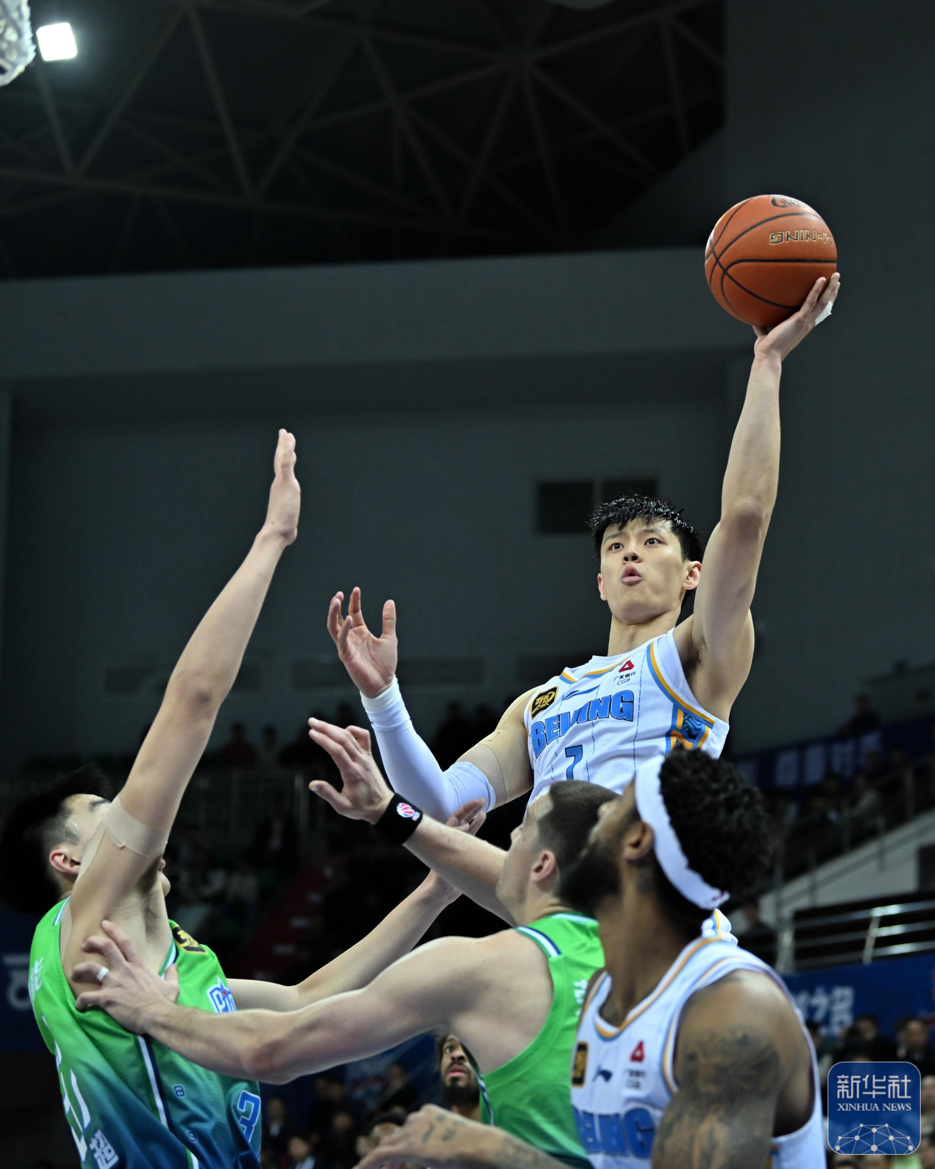 包含今晚体能课后，多伦多猛龙刷新队史纪录备战CBA常规赛，赛场秩序良好，年轻球员得到机会的词条