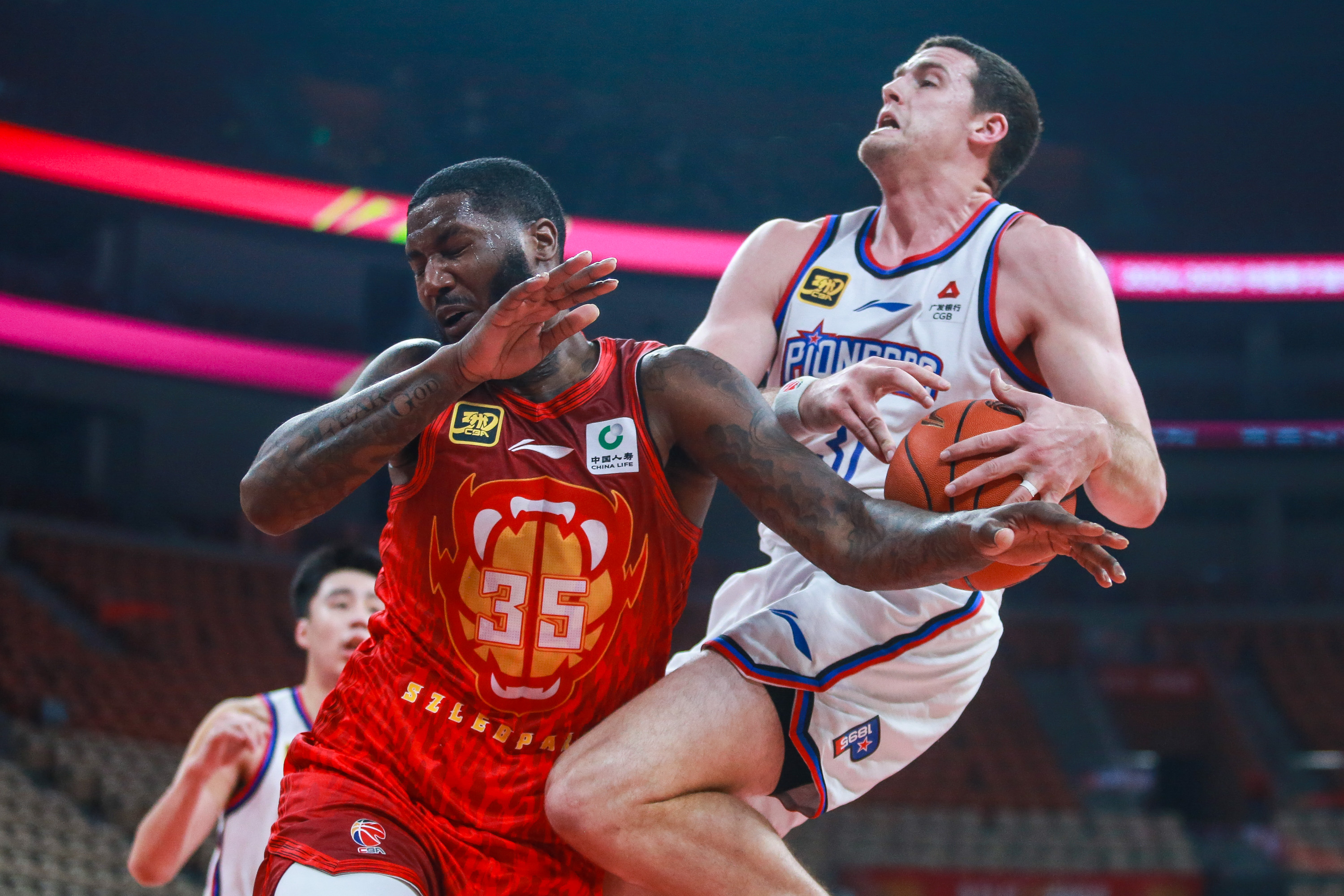 包含今晚体能课后，多伦多猛龙刷新队史纪录备战CBA常规赛，赛场秩序良好，年轻球员得到机会的词条